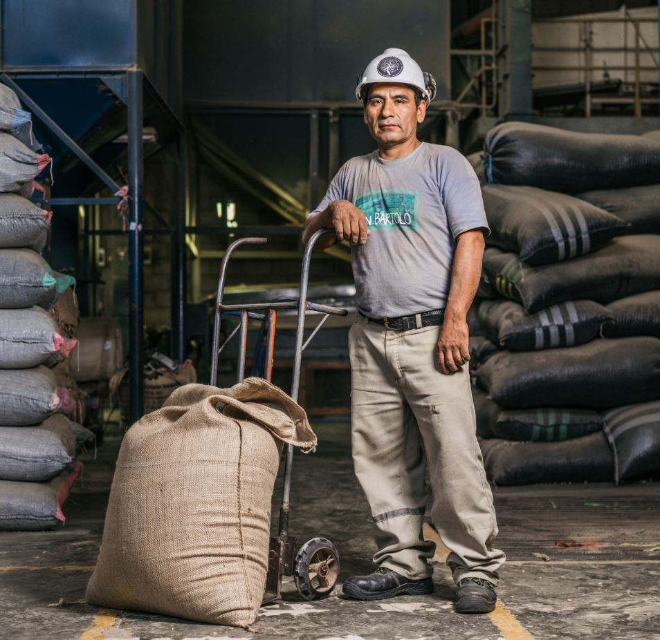 Koffie exporteur met zakken koffie