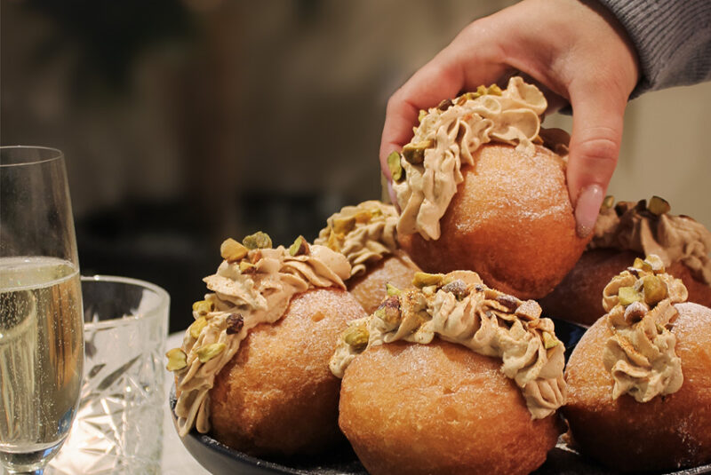 Oliebollen gevuld met koffiecrème